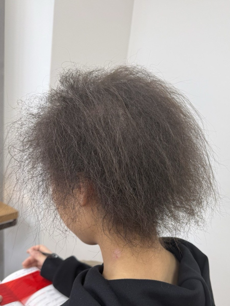 酸性ストレート 施術前 強い広がり（Before）